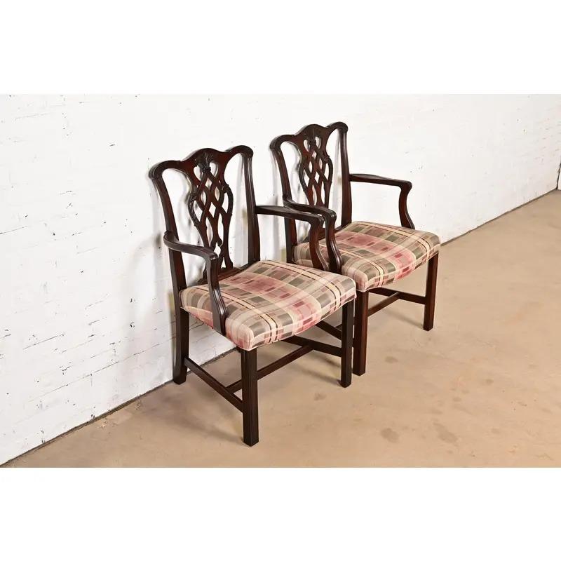 Américain Paire de fauteuils en acajou sculpté de style géorgien de Baker Furniture en vente