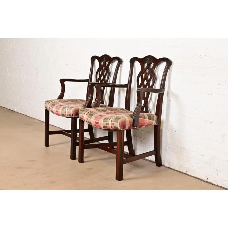 Paire de fauteuils en acajou sculpté de style géorgien de Baker Furniture Bon état - En vente à South Bend, IN