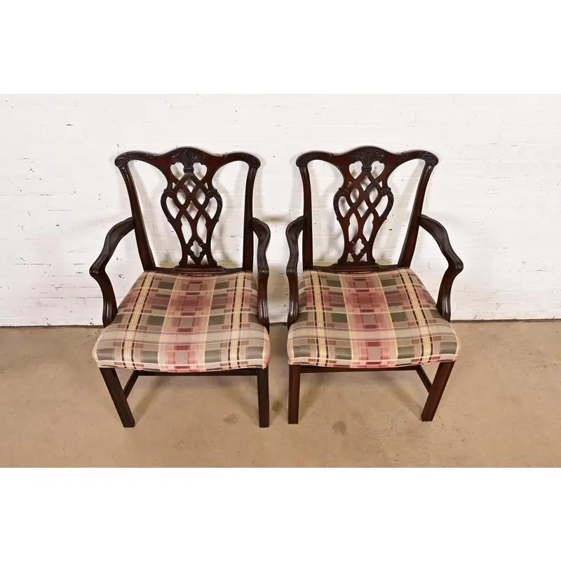 Fin du 20e siècle Paire de fauteuils en acajou sculpté de style géorgien de Baker Furniture en vente