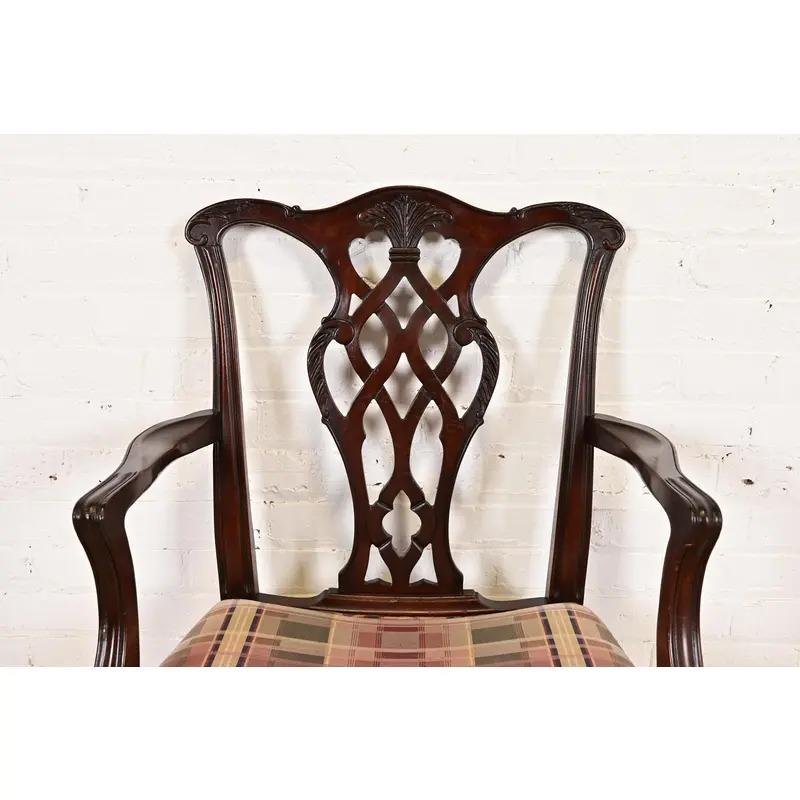 Tissu d'ameublement Paire de fauteuils en acajou sculpté de style géorgien de Baker Furniture en vente