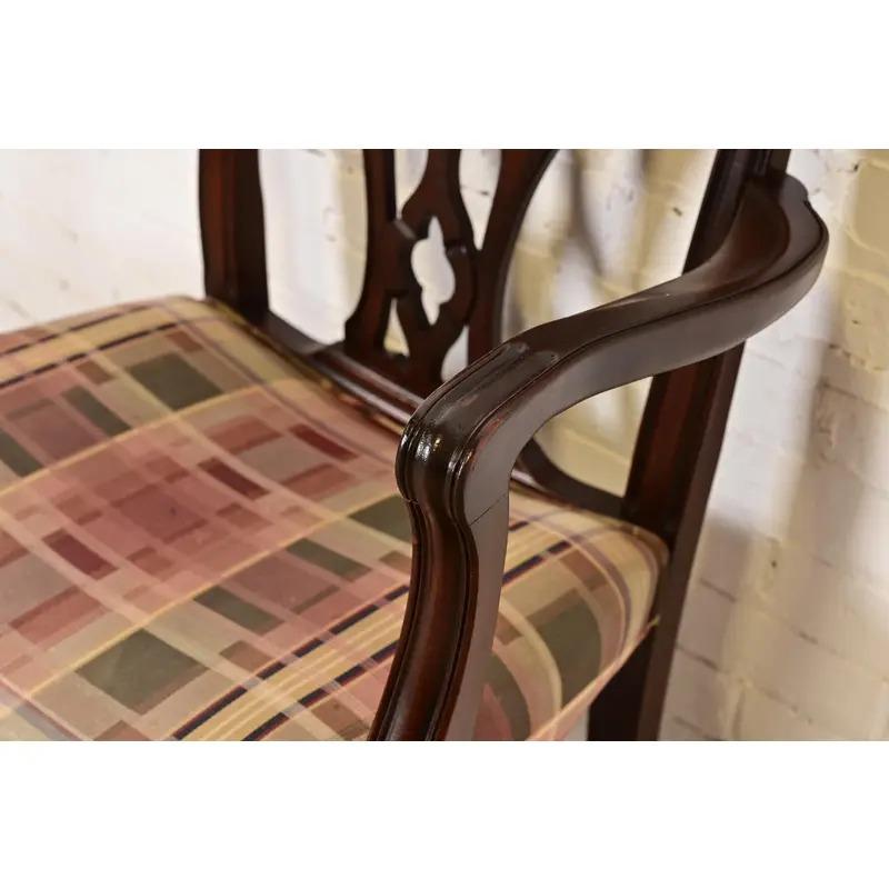 Paire de fauteuils en acajou sculpté de style géorgien de Baker Furniture en vente 1