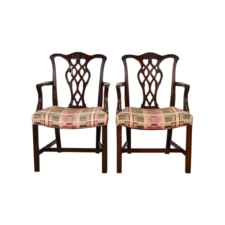 Paire de fauteuils en acajou sculpté de style géorgien de Baker Furniture