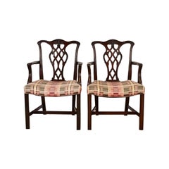 Paire de fauteuils en acajou sculpté de style géorgien de Baker Furniture