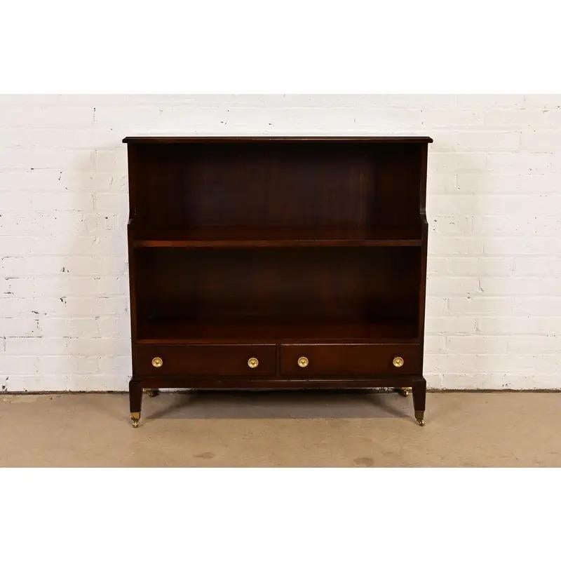 Georgien Bibliothèque en acajou sculpté de style géorgien de Baker Furniture en vente