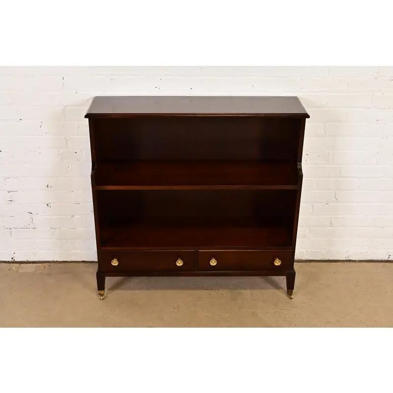 Américain Bibliothèque en acajou sculpté de style géorgien de Baker Furniture en vente