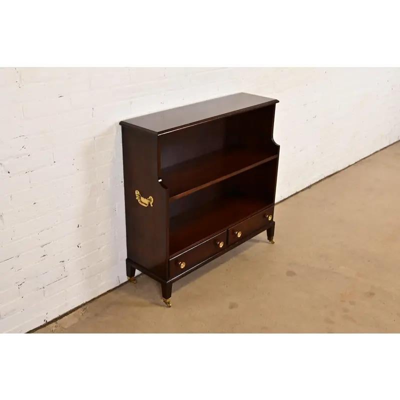 Bibliothèque en acajou sculpté de style géorgien de Baker Furniture Bon état - En vente à South Bend, IN