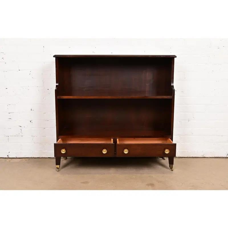 Fin du 20e siècle Bibliothèque en acajou sculpté de style géorgien de Baker Furniture en vente