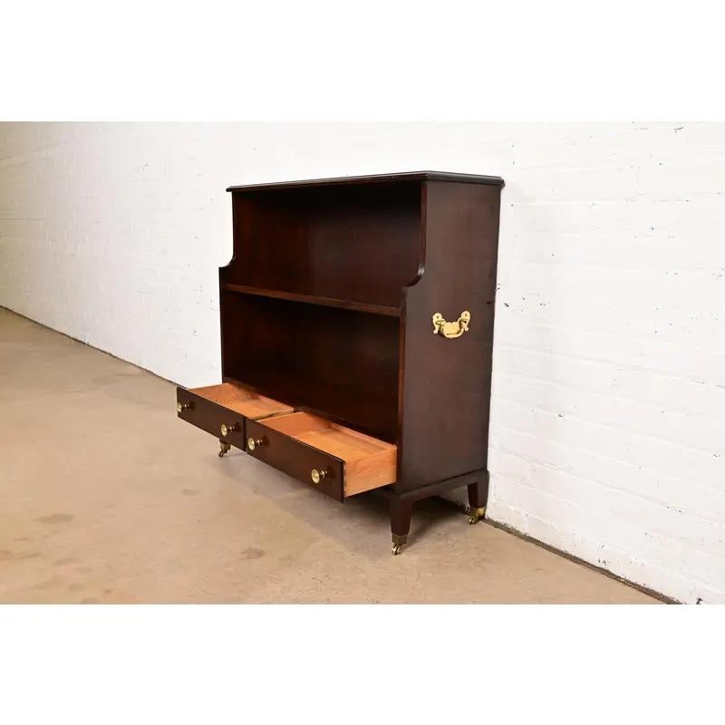 Laiton Bibliothèque en acajou sculpté de style géorgien de Baker Furniture en vente