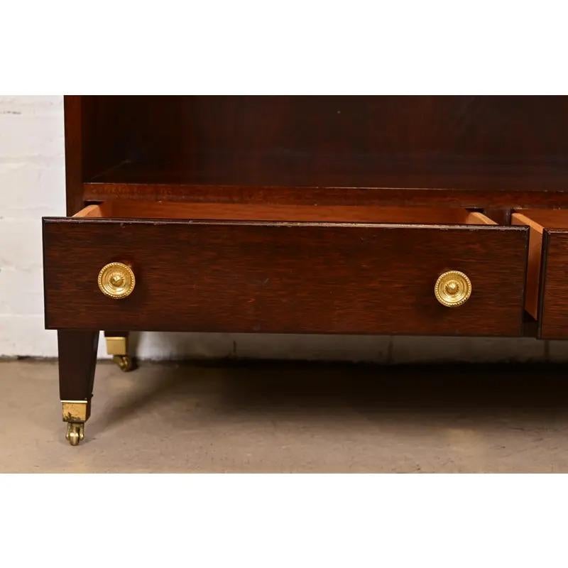 Bibliothèque en acajou sculpté de style géorgien de Baker Furniture en vente 1