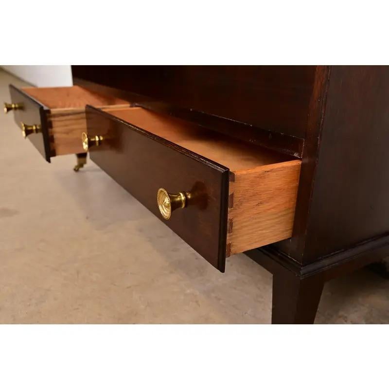 Bibliothèque en acajou sculpté de style géorgien de Baker Furniture en vente 2