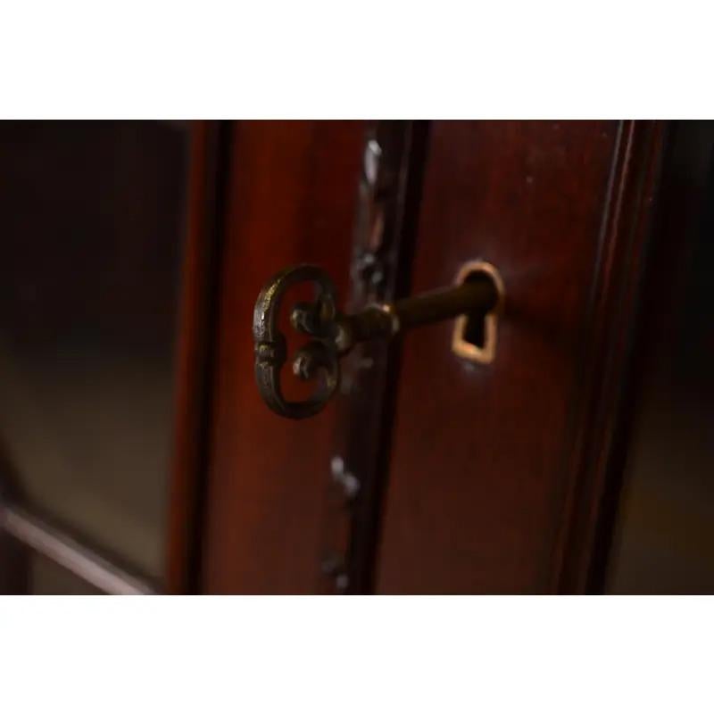 Baker Furniture Style Georgian Carved Mahogany Breakfront Bookcase Cabinet in vendita 4