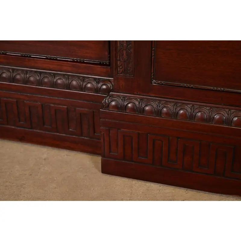 Baker Furniture Style Georgian Carved Mahogany Breakfront Bookcase Cabinet in vendita 5