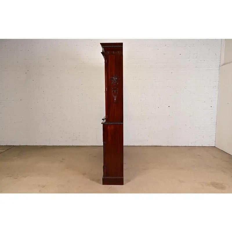 Baker Furniture Style Georgian Carved Mahogany Breakfront Bookcase Cabinet in vendita 6