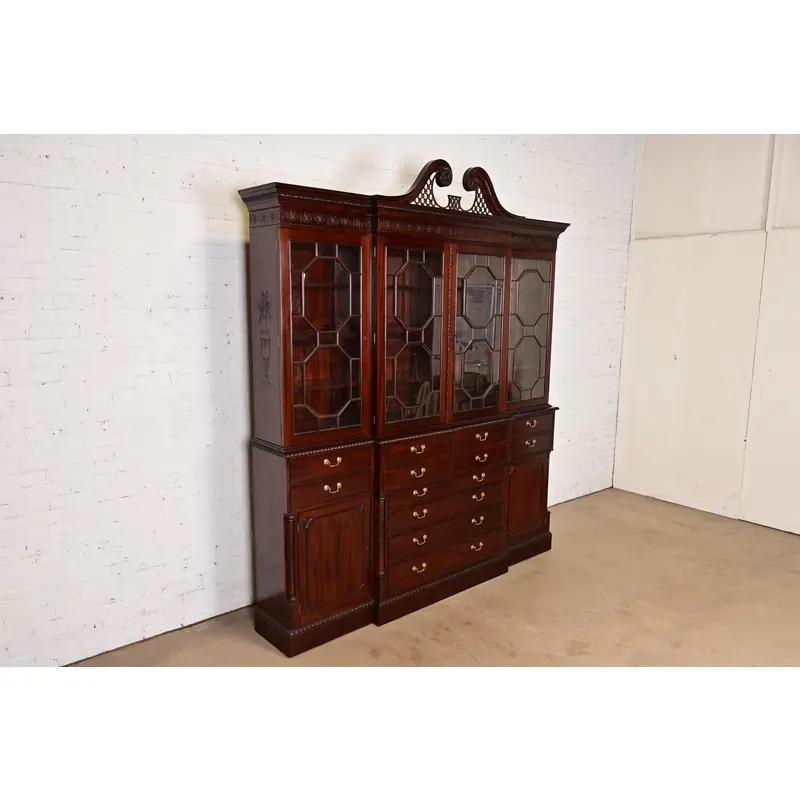 Baker Furniture Style Georgian Carved Mahogany Breakfront Bookcase Cabinet In condizioni buone in vendita a South Bend, IN