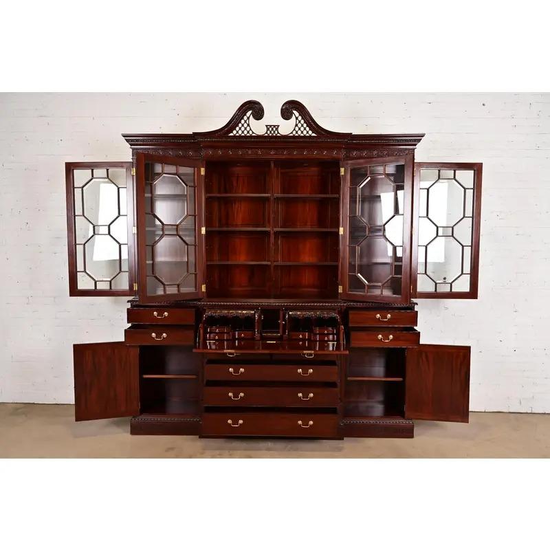 Fine XX secolo Baker Furniture Style Georgian Carved Mahogany Breakfront Bookcase Cabinet in vendita
