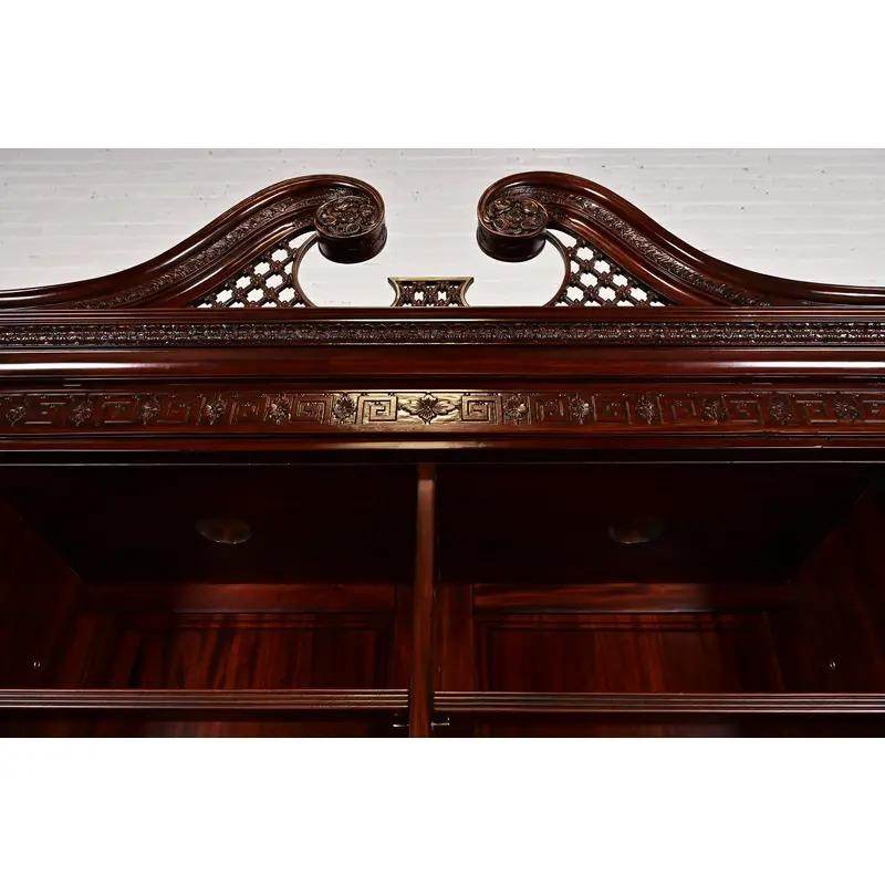 Ottone Baker Furniture Style Georgian Carved Mahogany Breakfront Bookcase Cabinet in vendita