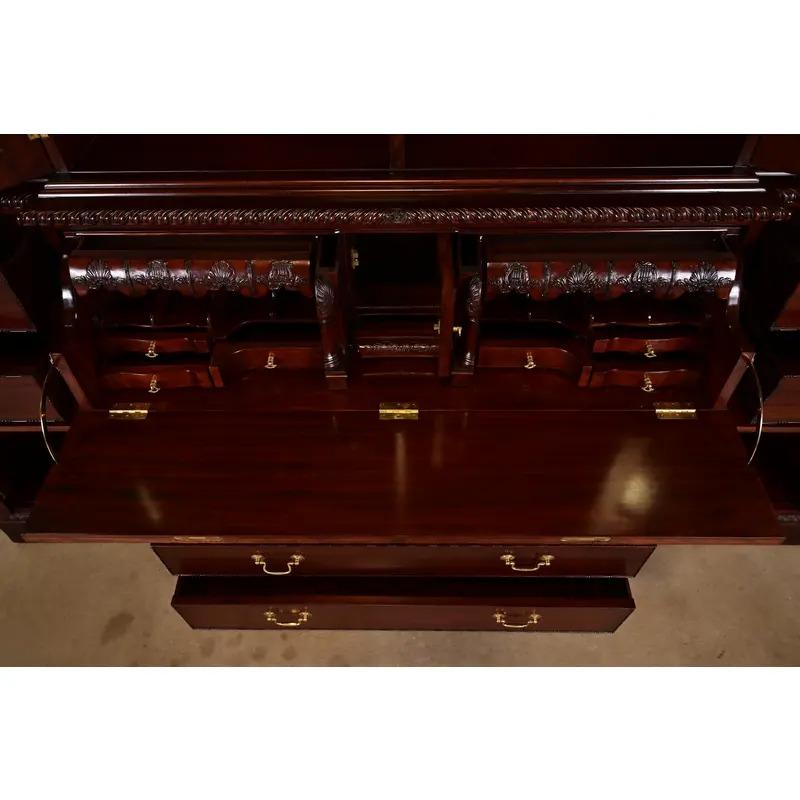 Baker Furniture Style Georgian Carved Mahogany Breakfront Bookcase Cabinet in vendita 1