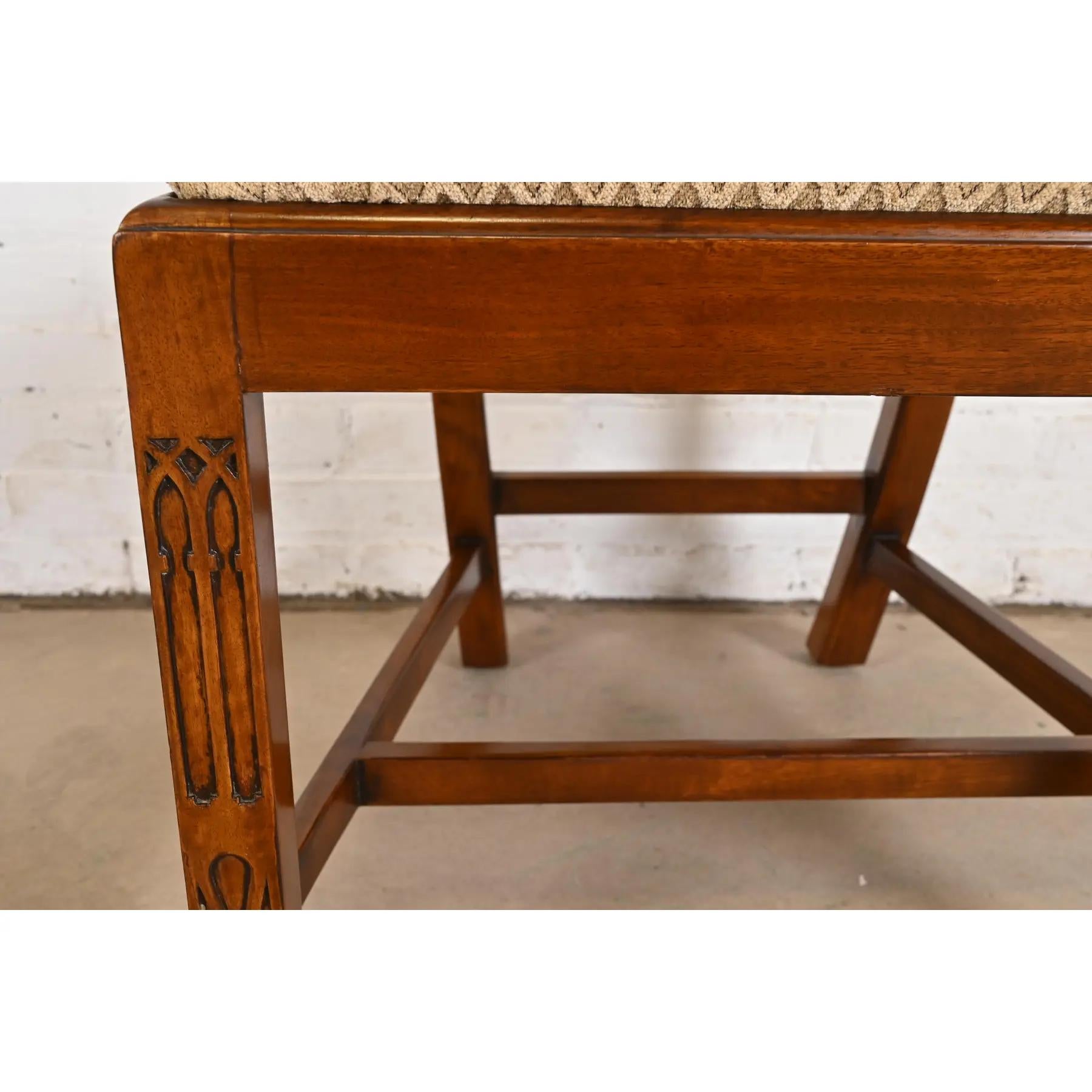 Sedie da pranzo in mogano intagliato in stile georgiano di Baker Furniture, set di otto sedie in vendita 3