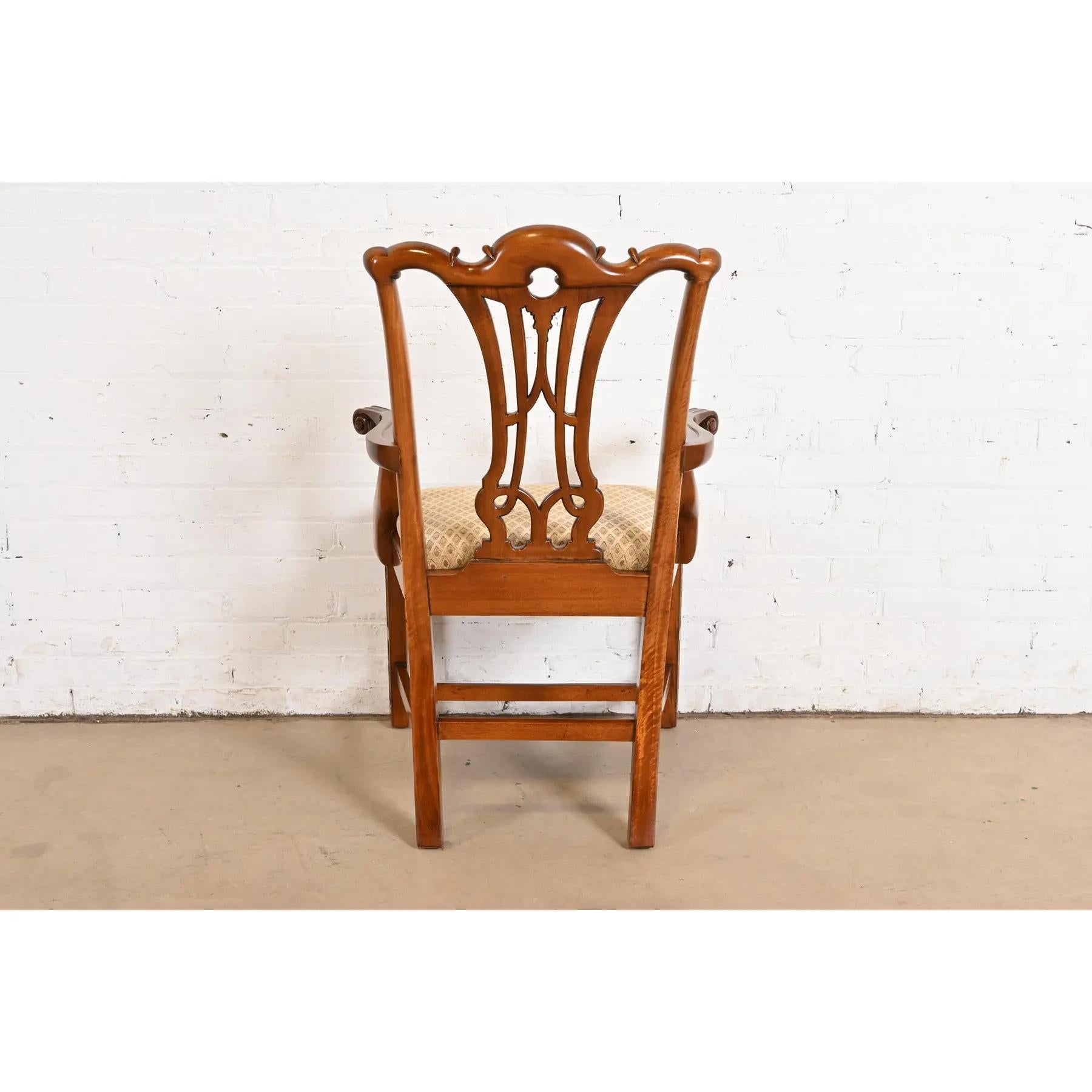 Sedie da pranzo in mogano intagliato in stile georgiano di Baker Furniture, set di otto sedie in vendita 5