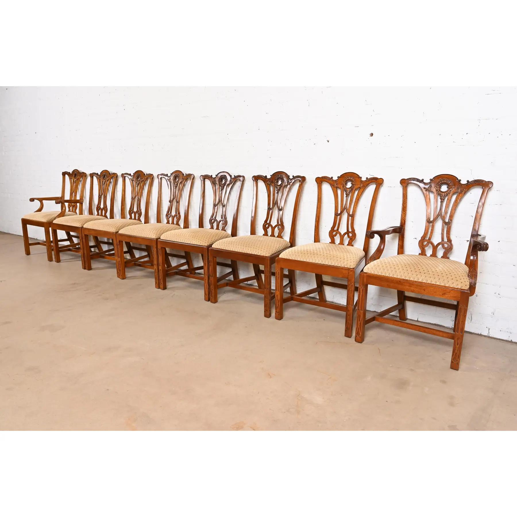 Uno splendido set di otto sedie da pranzo in stile georgiano o Chippendale

Alla maniera di Baker Furniture

USA, circa anni '1980

Struttura in mogano massiccio intagliato, con sedili imbottiti.

Misure:
Sedie laterali: 21,63