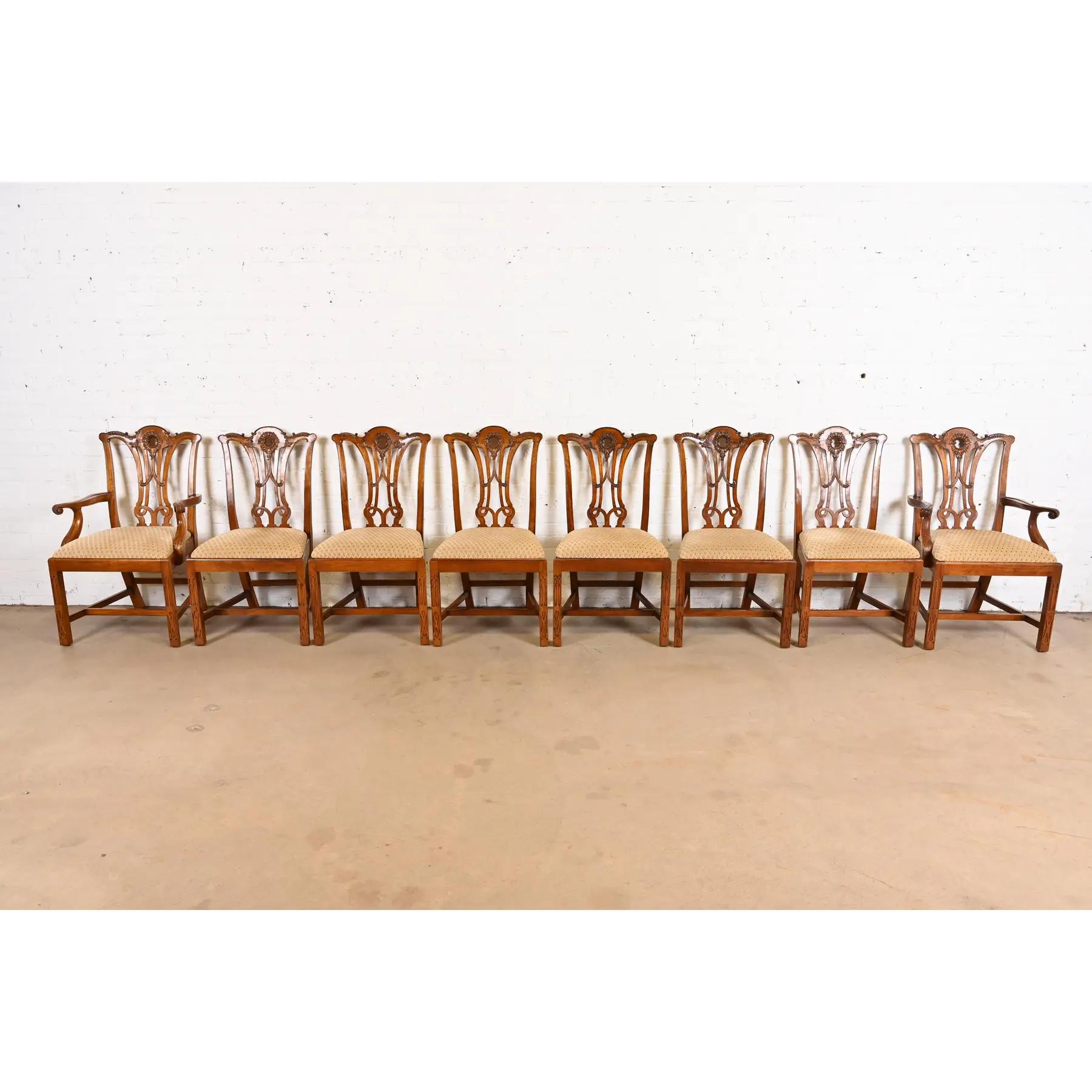 Chippendale Sedie da pranzo in mogano intagliato in stile georgiano di Baker Furniture, set di otto sedie in vendita