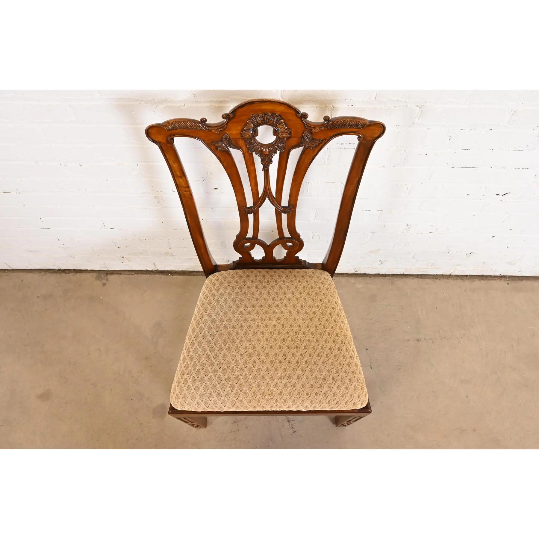 Sedie da pranzo in mogano intagliato in stile georgiano di Baker Furniture, set di otto sedie in vendita 1