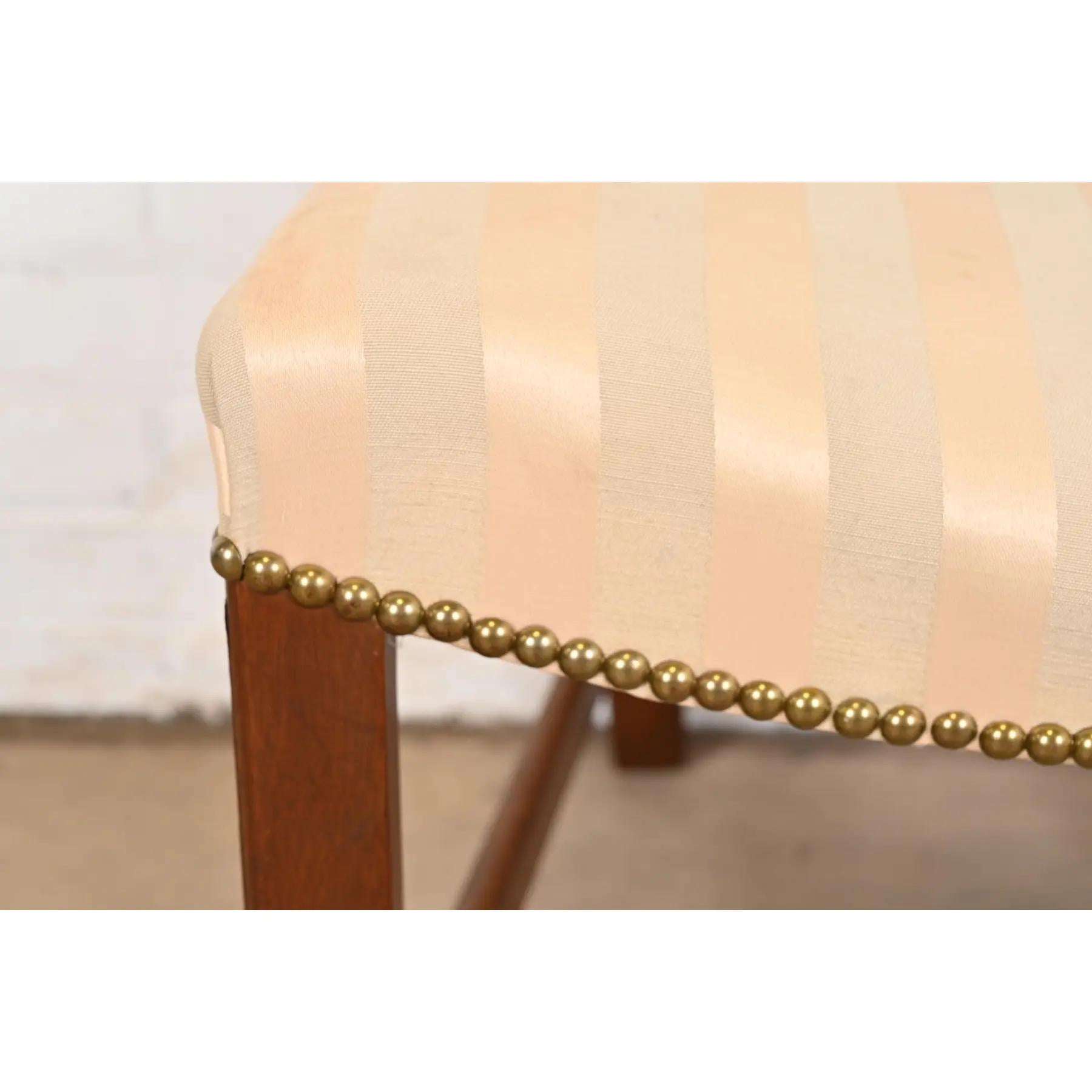 Chaises de salle à manger de style Baker Furniture en acajou sculpté géorgien, ensemble de six pièces en vente 3