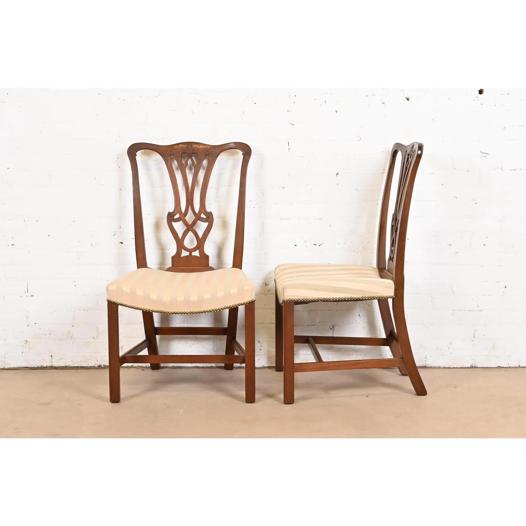 Chaises de salle à manger de style Baker Furniture en acajou sculpté géorgien, ensemble de six pièces en vente 4