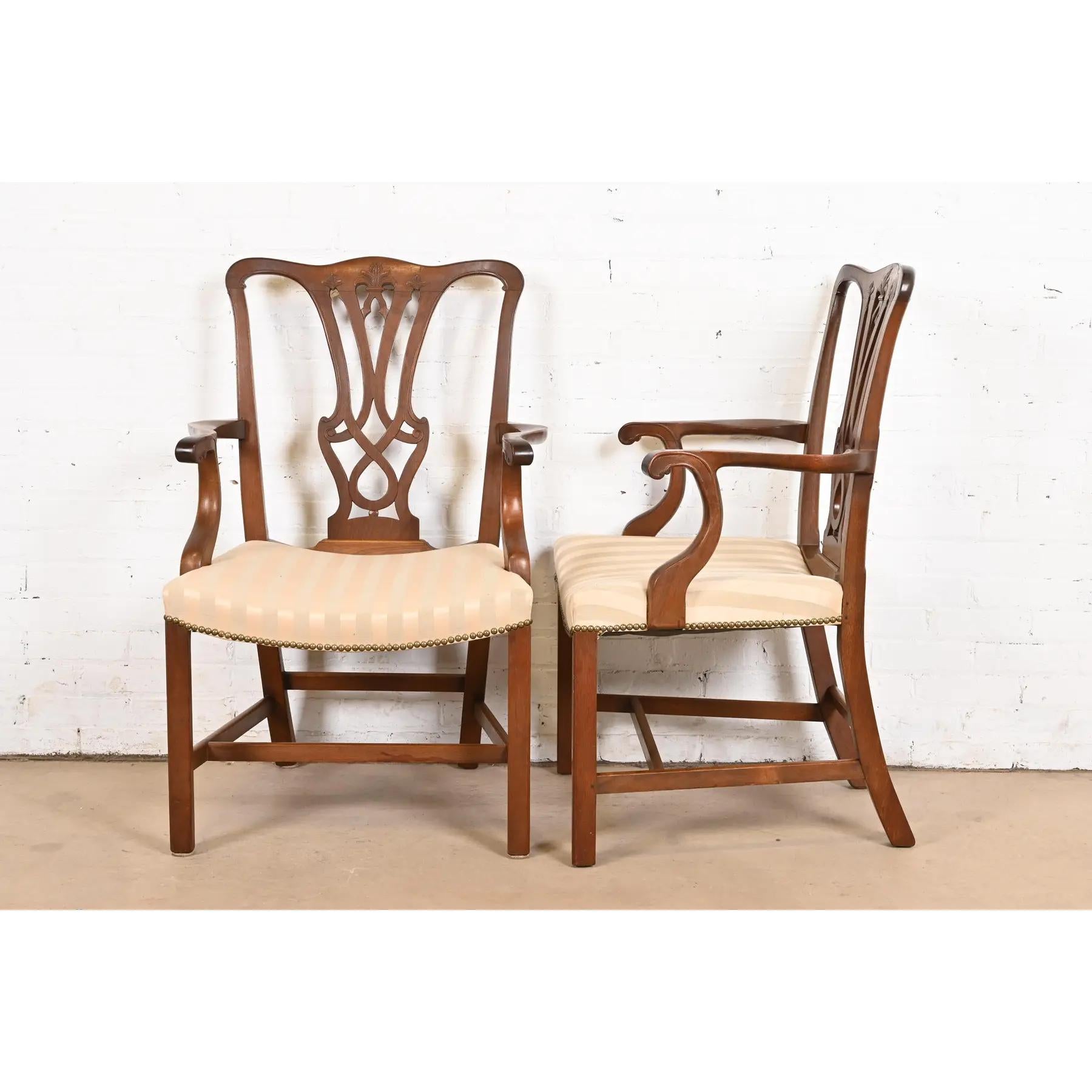 Chaises de salle à manger de style Baker Furniture en acajou sculpté géorgien, ensemble de six pièces en vente 5