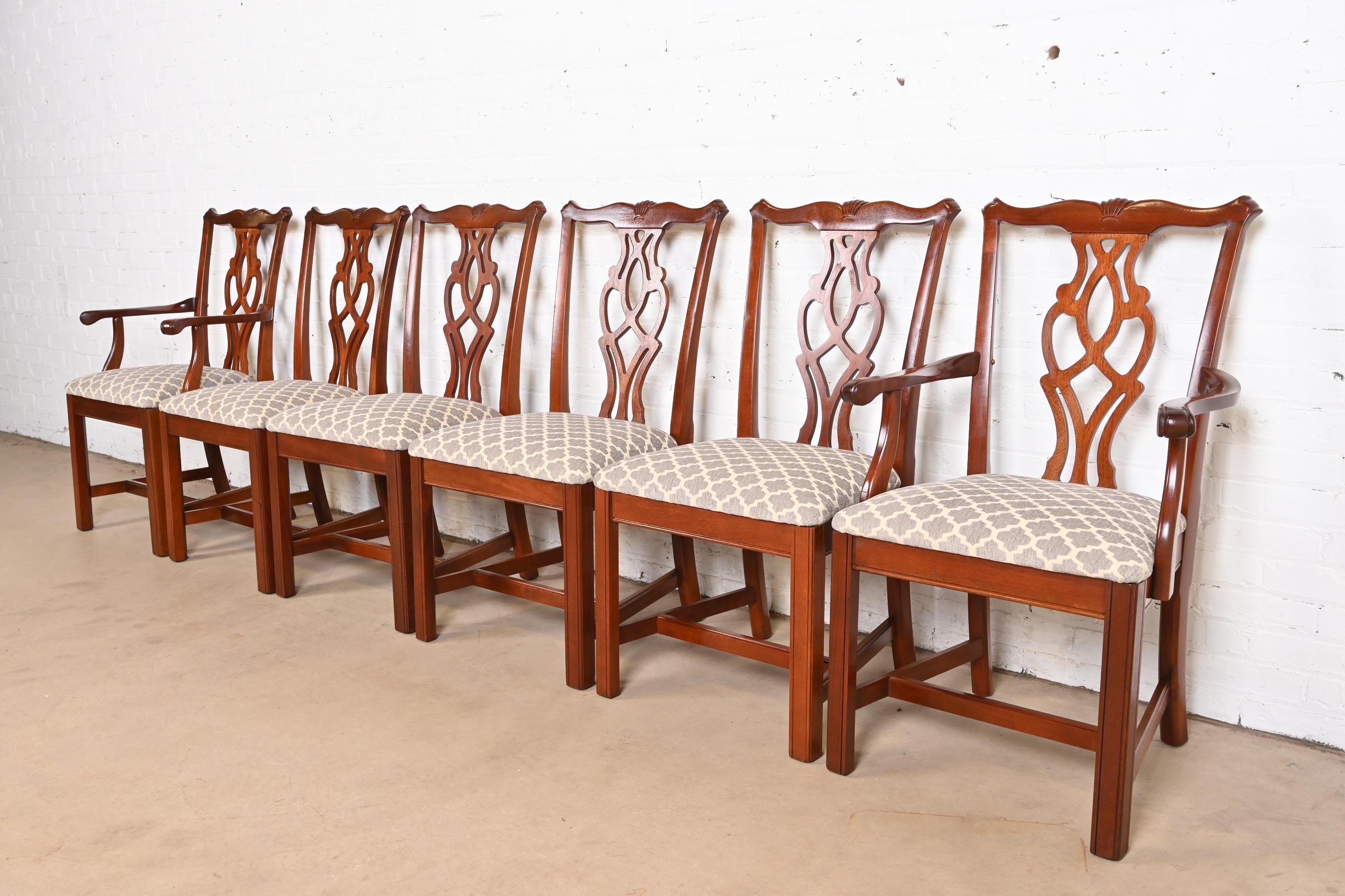 Uno splendido set di sei sedie da pranzo in stile georgiano o Chippendale

Alla maniera di Baker Furniture

Stati Uniti, fine del XX secolo

Struttura in mogano massiccio, con sedili imbottiti.

Misure:
Sedie laterali - 20,75 