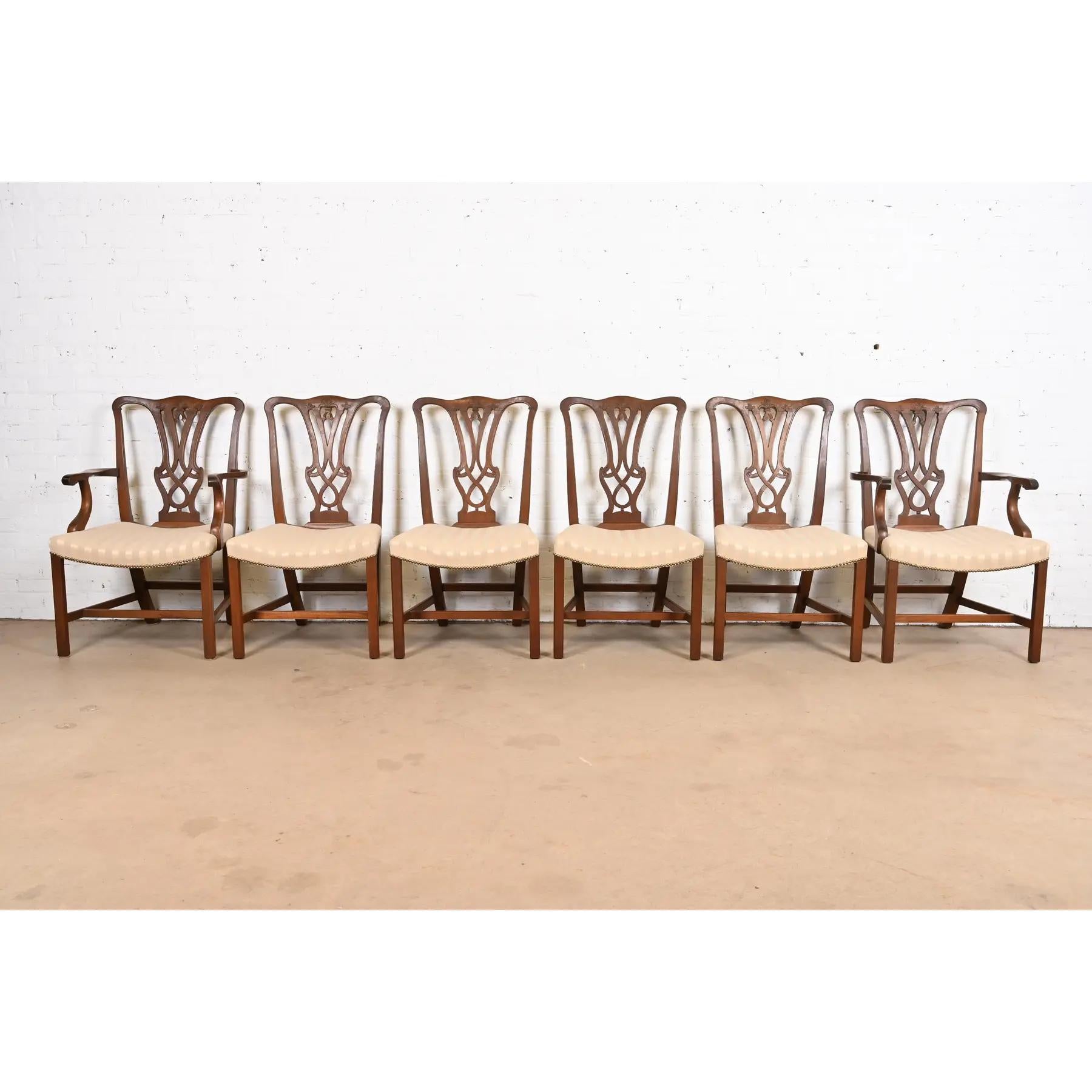 Georgien Chaises de salle à manger de style Baker Furniture en acajou sculpté géorgien, ensemble de six pièces en vente
