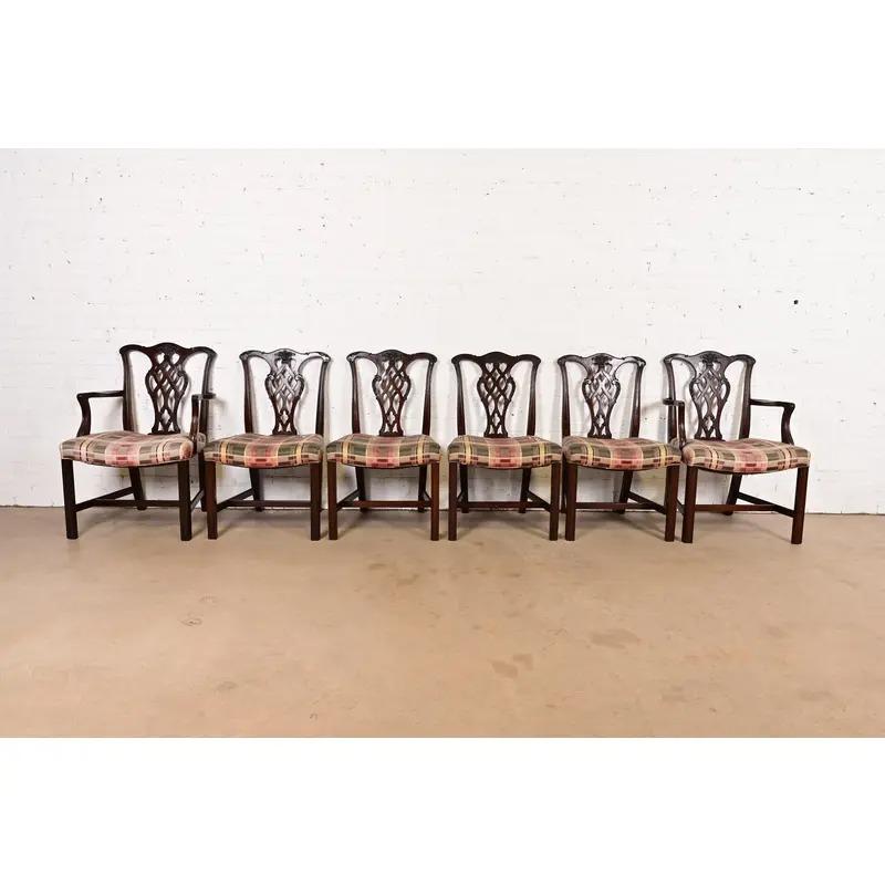 Baker Furniture Style Georgian geschnitzte Mahagoni-Esszimmerstühle, Satz von sechs (amerikanisch) im Angebot