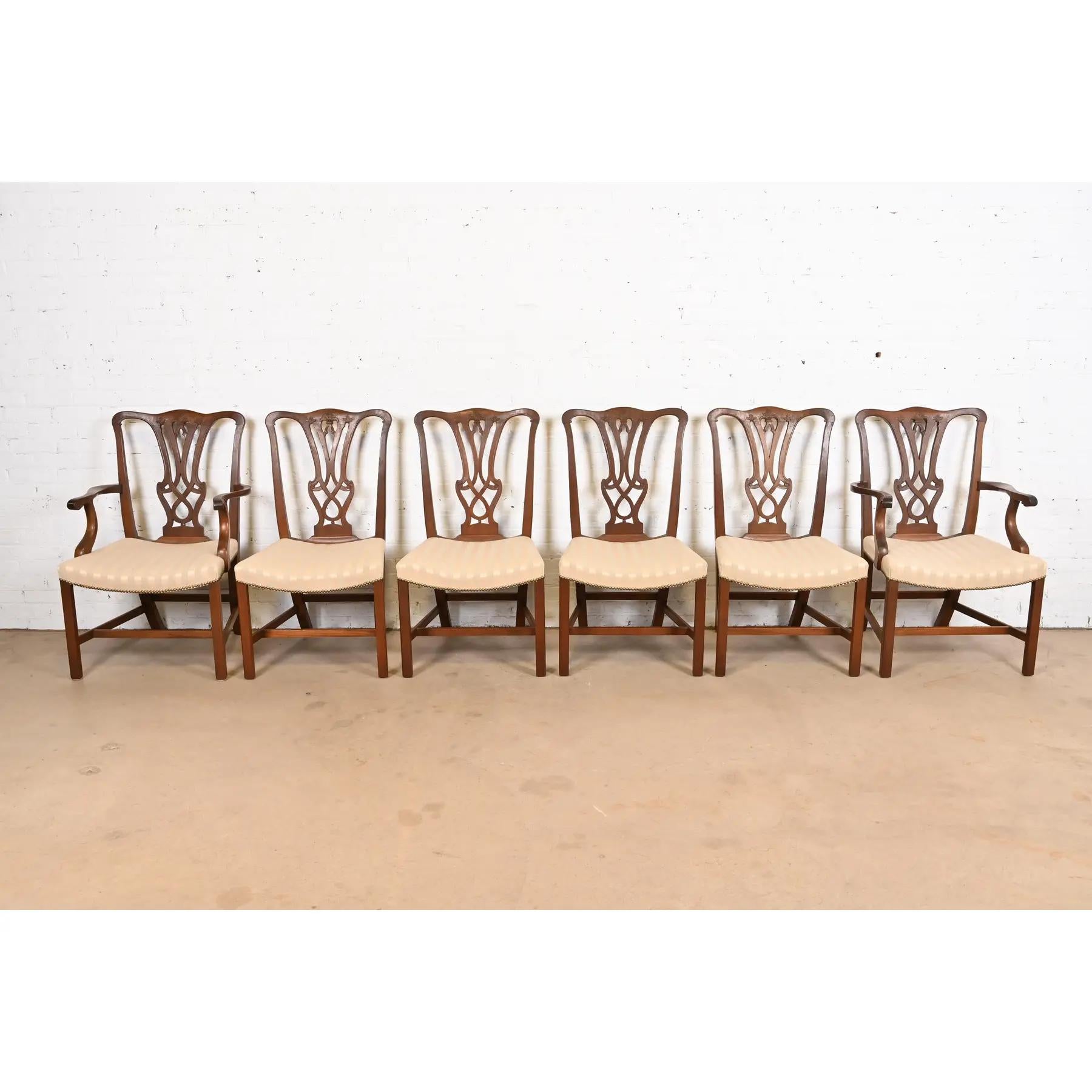 Américain Chaises de salle à manger de style Baker Furniture en acajou sculpté géorgien, ensemble de six pièces en vente