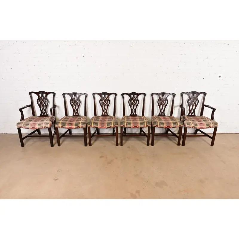 Baker Furniture Style Georgian geschnitzte Mahagoni-Esszimmerstühle, Satz von sechs im Zustand „Gut“ im Angebot in South Bend, IN