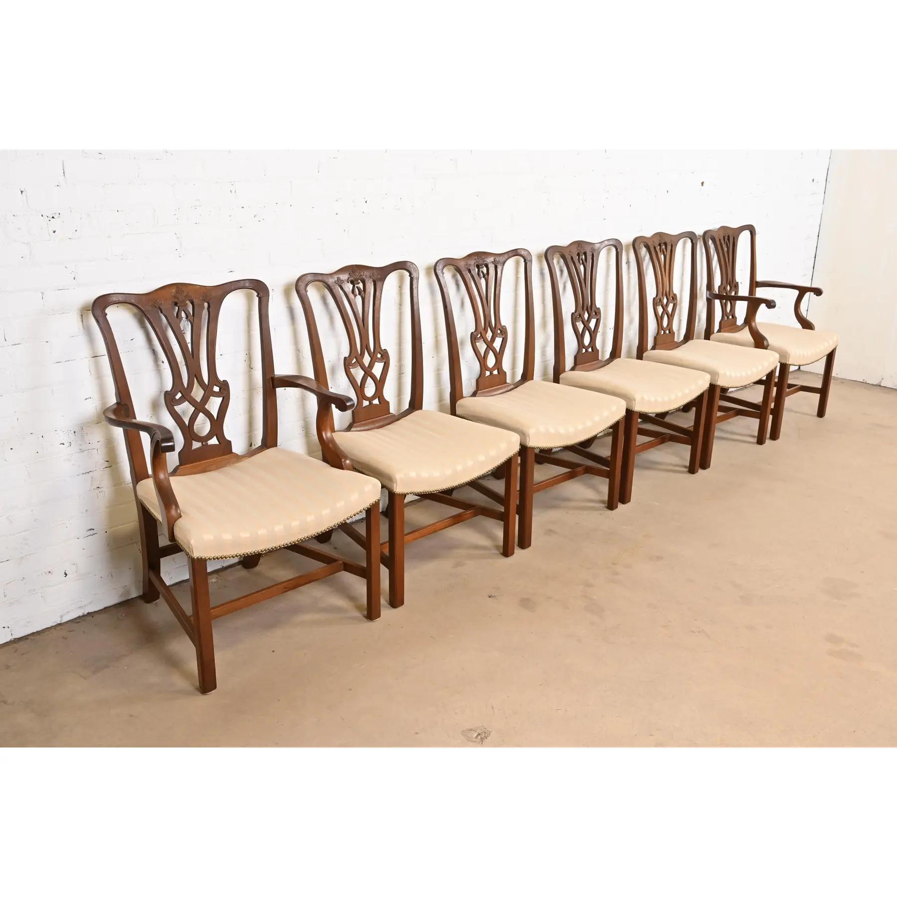 Chaises de salle à manger de style Baker Furniture en acajou sculpté géorgien, ensemble de six pièces Bon état - En vente à South Bend, IN