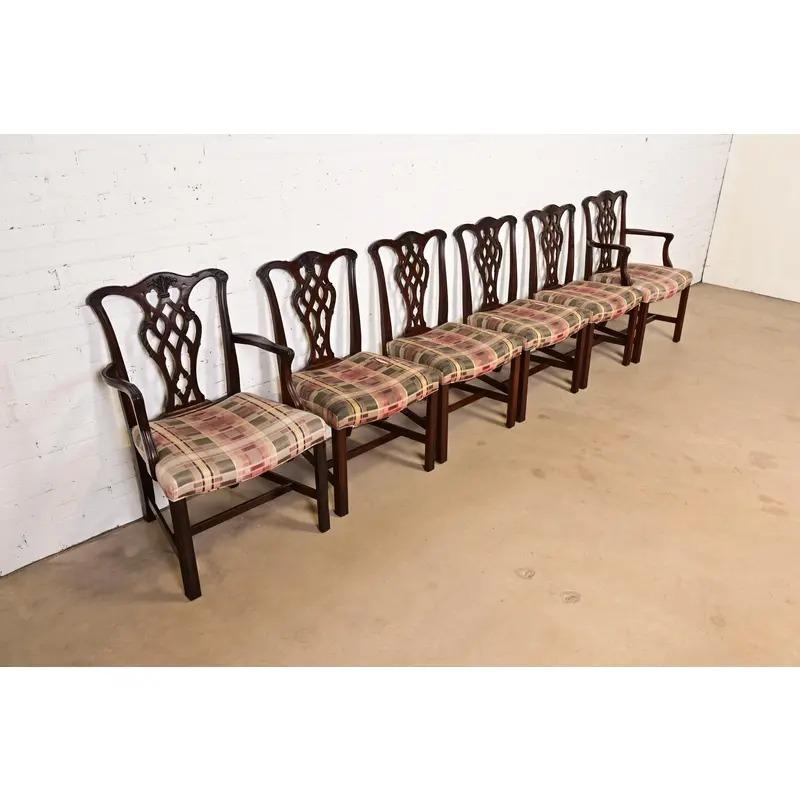 Baker Furniture Style Georgian geschnitzte Mahagoni-Esszimmerstühle, Satz von sechs (Ende des 20. Jahrhunderts) im Angebot