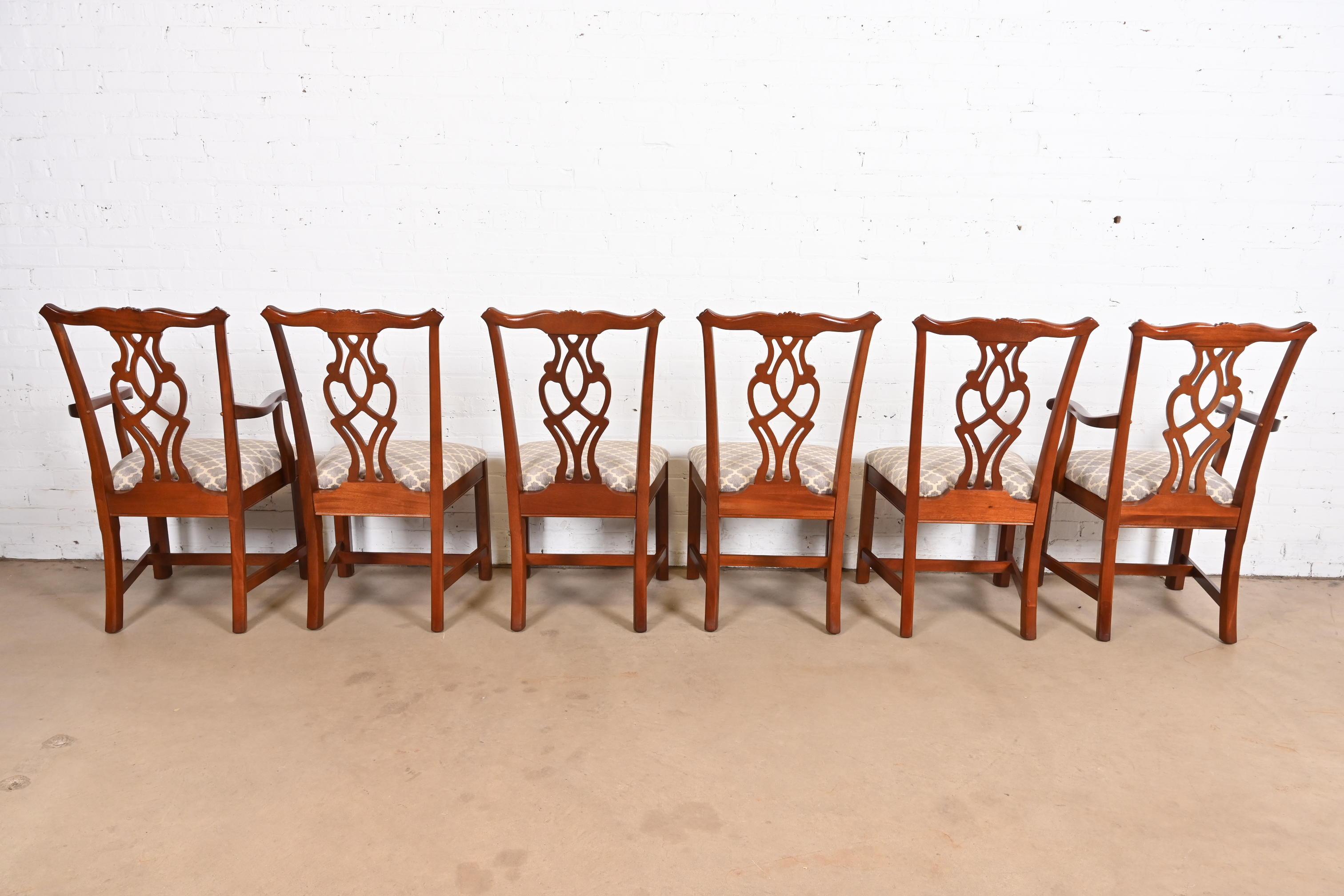 XX secolo Sedie da pranzo in mogano intagliato in stile georgiano di Baker Furniture, set di sei sedie in vendita