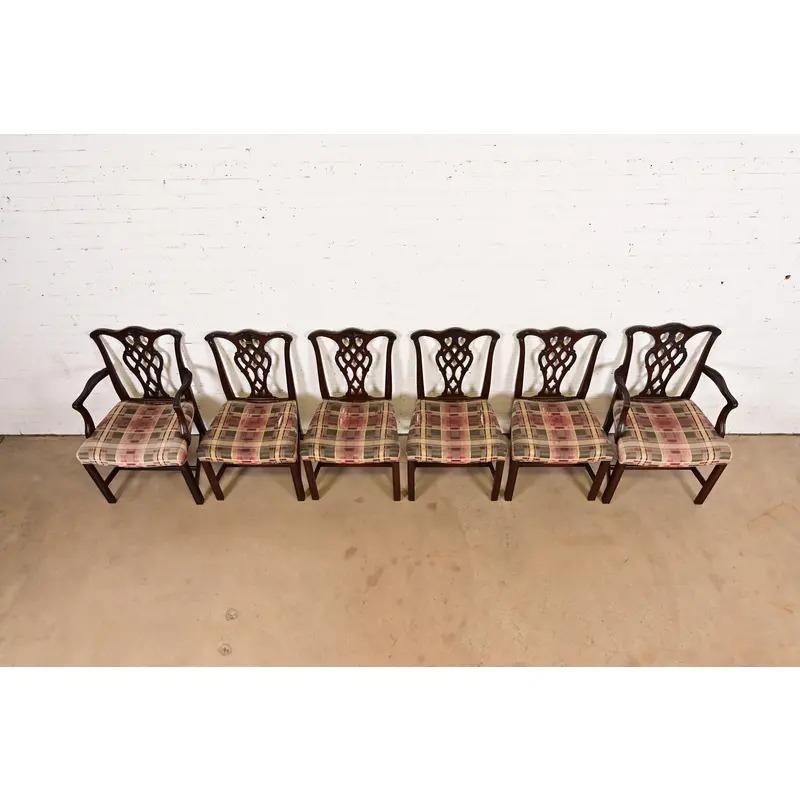 Baker Furniture Style Georgian geschnitzte Mahagoni-Esszimmerstühle, Satz von sechs (Polster) im Angebot