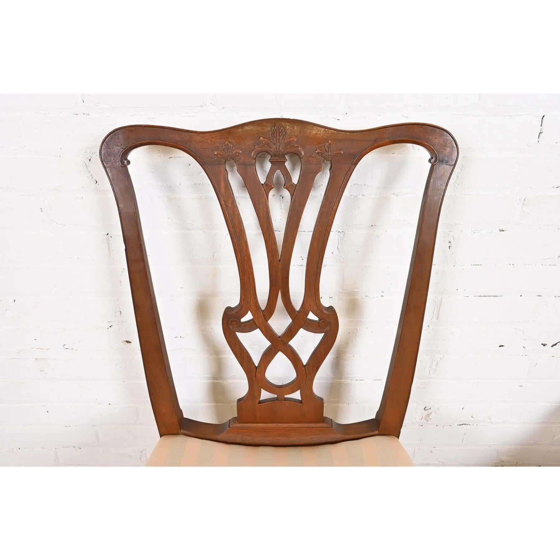 Laiton Chaises de salle à manger de style Baker Furniture en acajou sculpté géorgien, ensemble de six pièces en vente