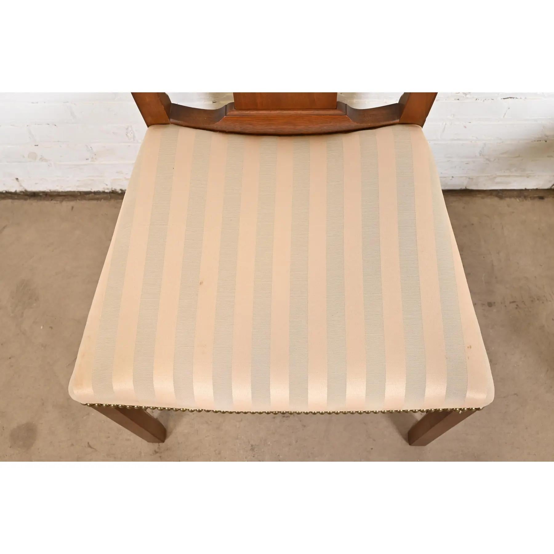 Chaises de salle à manger de style Baker Furniture en acajou sculpté géorgien, ensemble de six pièces en vente 1
