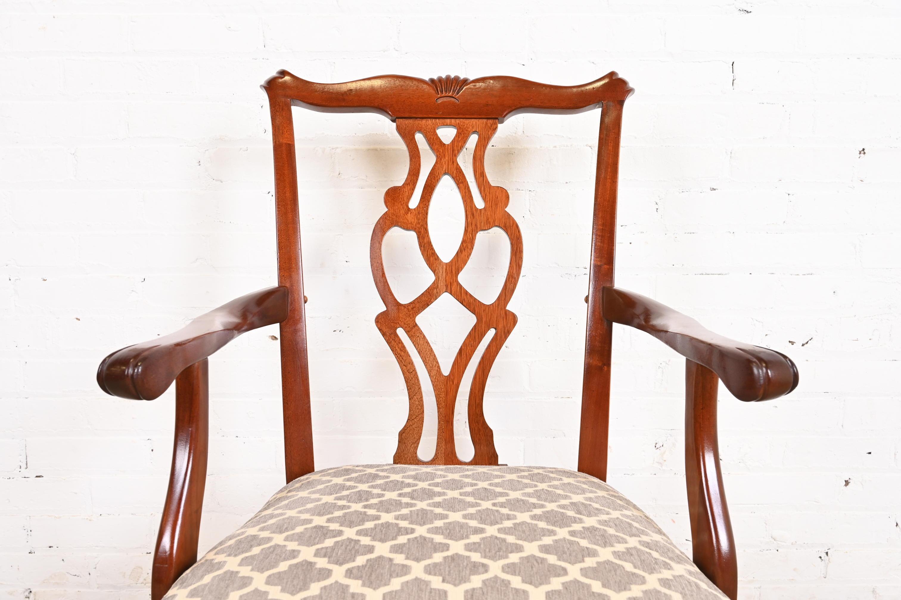 Sedie da pranzo in mogano intagliato in stile georgiano di Baker Furniture, set di sei sedie in vendita 1