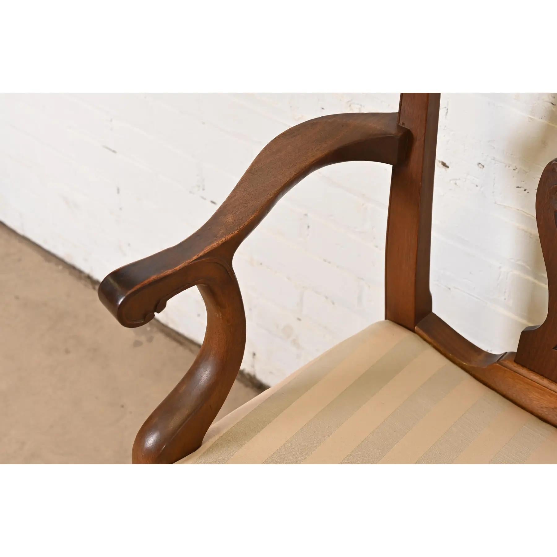 Chaises de salle à manger de style Baker Furniture en acajou sculpté géorgien, ensemble de six pièces en vente 2