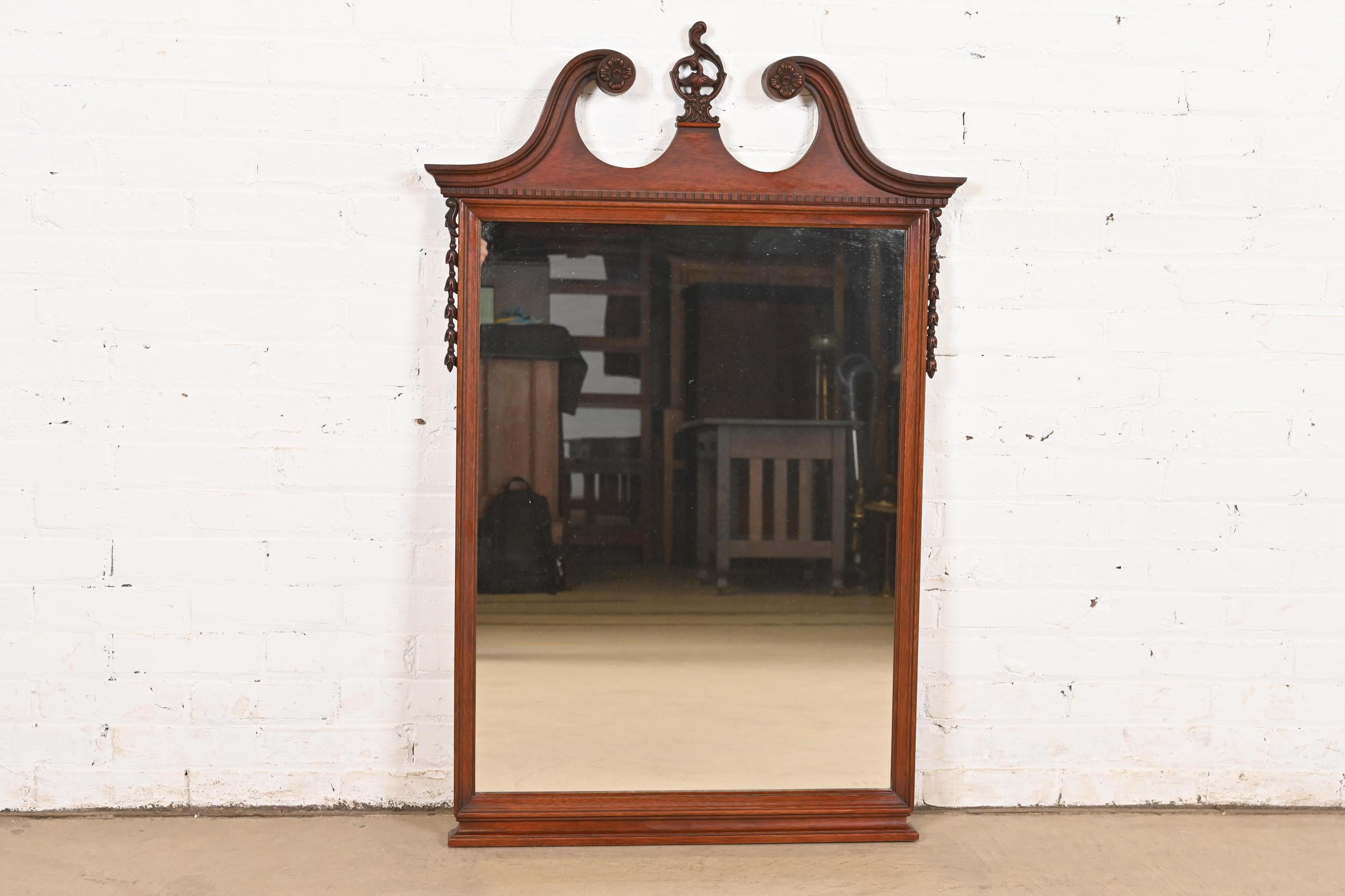 Un élégant miroir mural traditionnel de style géorgien, Chippendale ou Regency, encadré d'acajou sculpté.

À la manière des meubles Baker

États-Unis, vers les années 1940

Dimensions : 29,13 L x 2,13 P x 45 H : 29,13 L x 2,13 P x 45 H.

Très bon