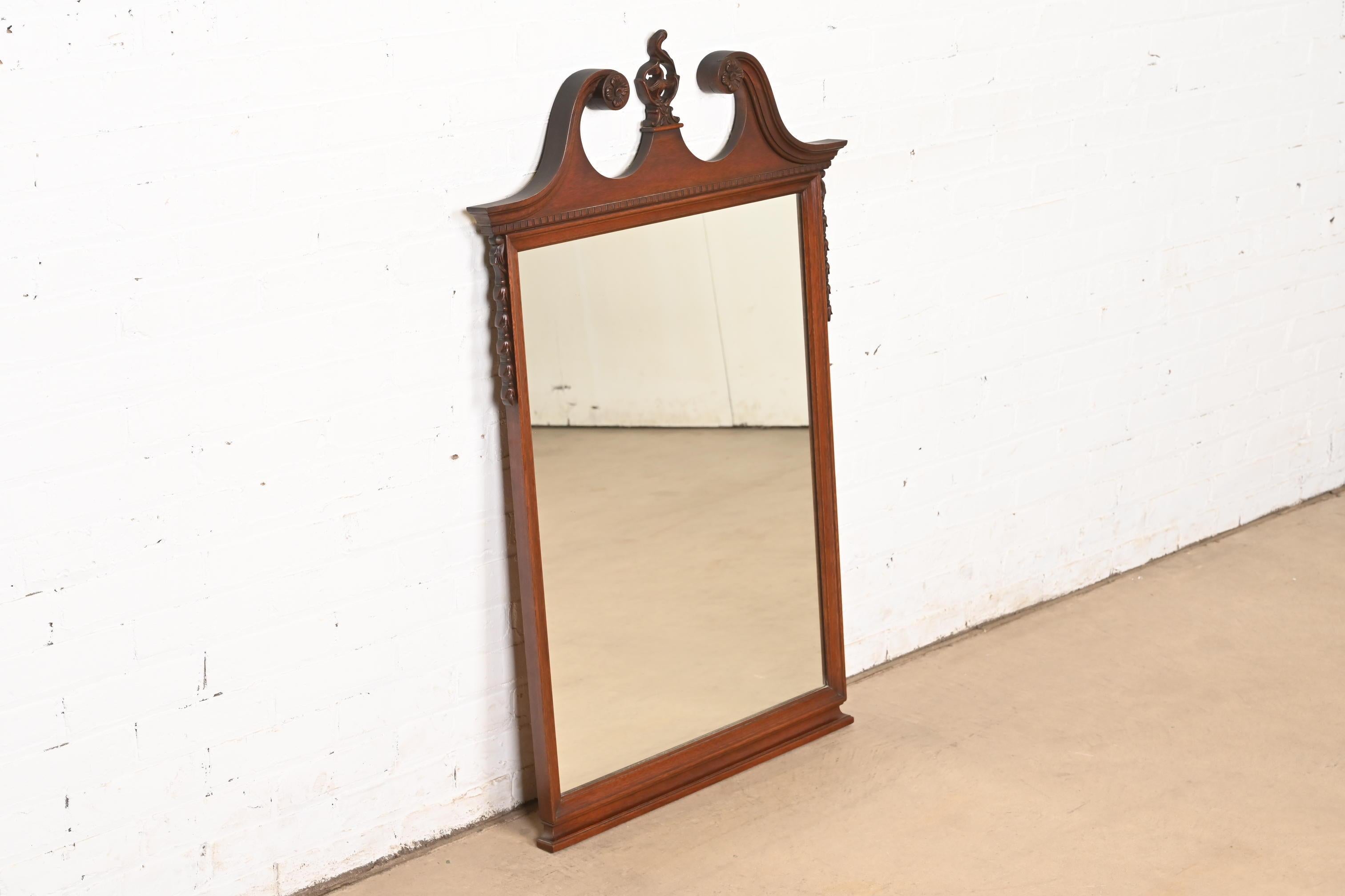Américain Miroir mural encadré en acajou sculpté de style géorgien de Baker Furniture, vers les années 1940 en vente
