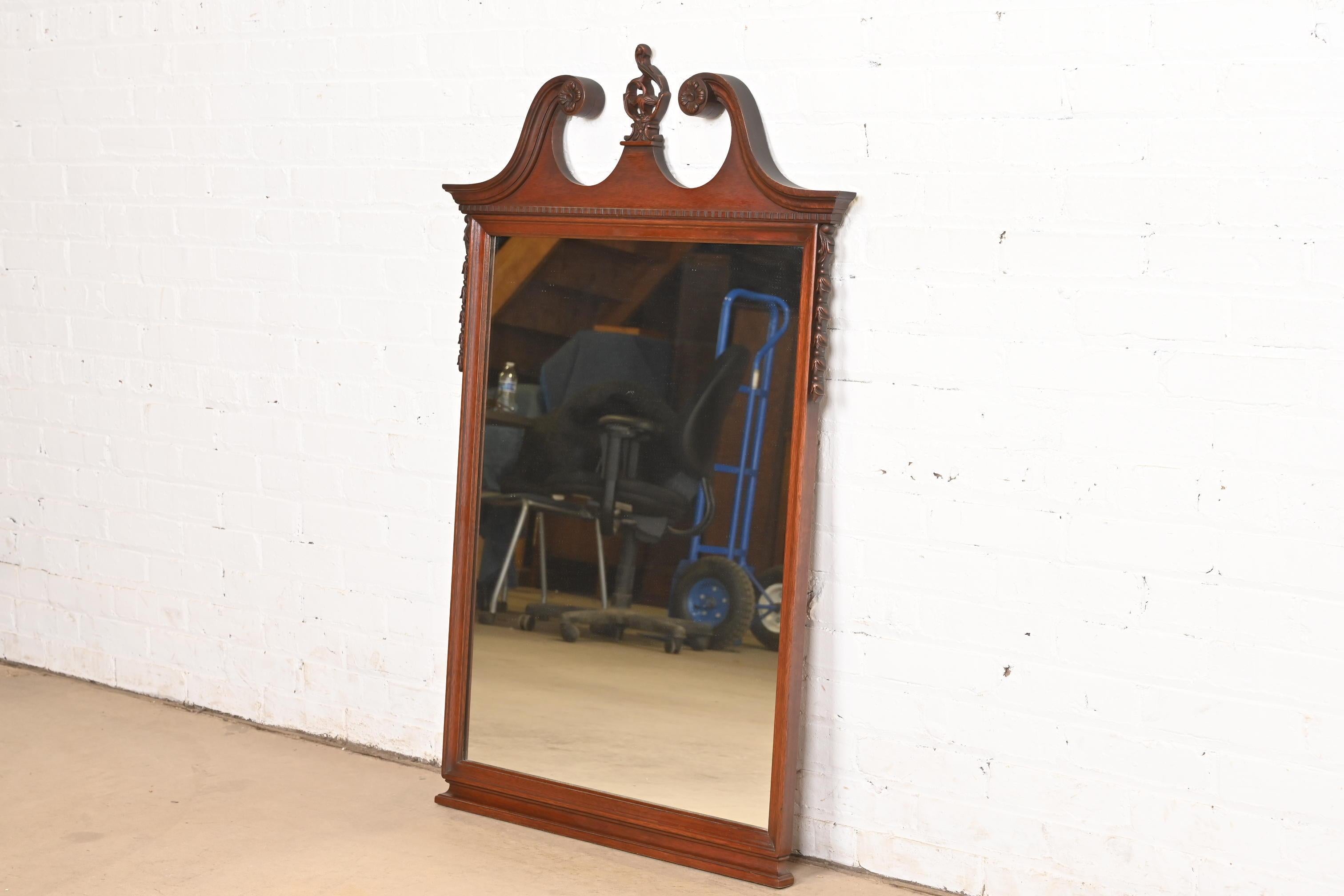 Miroir mural encadré en acajou sculpté de style géorgien de Baker Furniture, vers les années 1940 Bon état - En vente à South Bend, IN