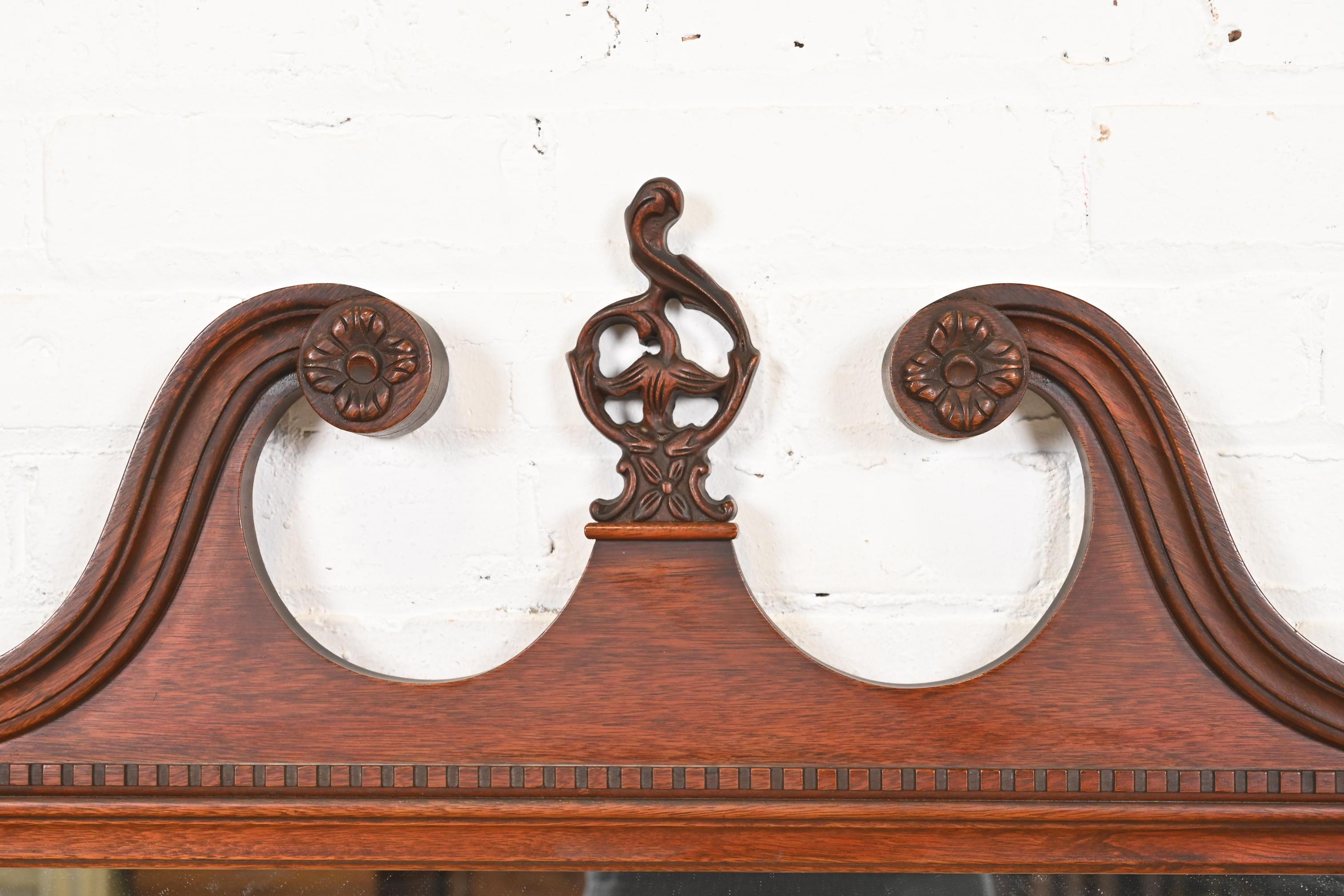 Milieu du XXe siècle Miroir mural encadré en acajou sculpté de style géorgien de Baker Furniture, vers les années 1940 en vente