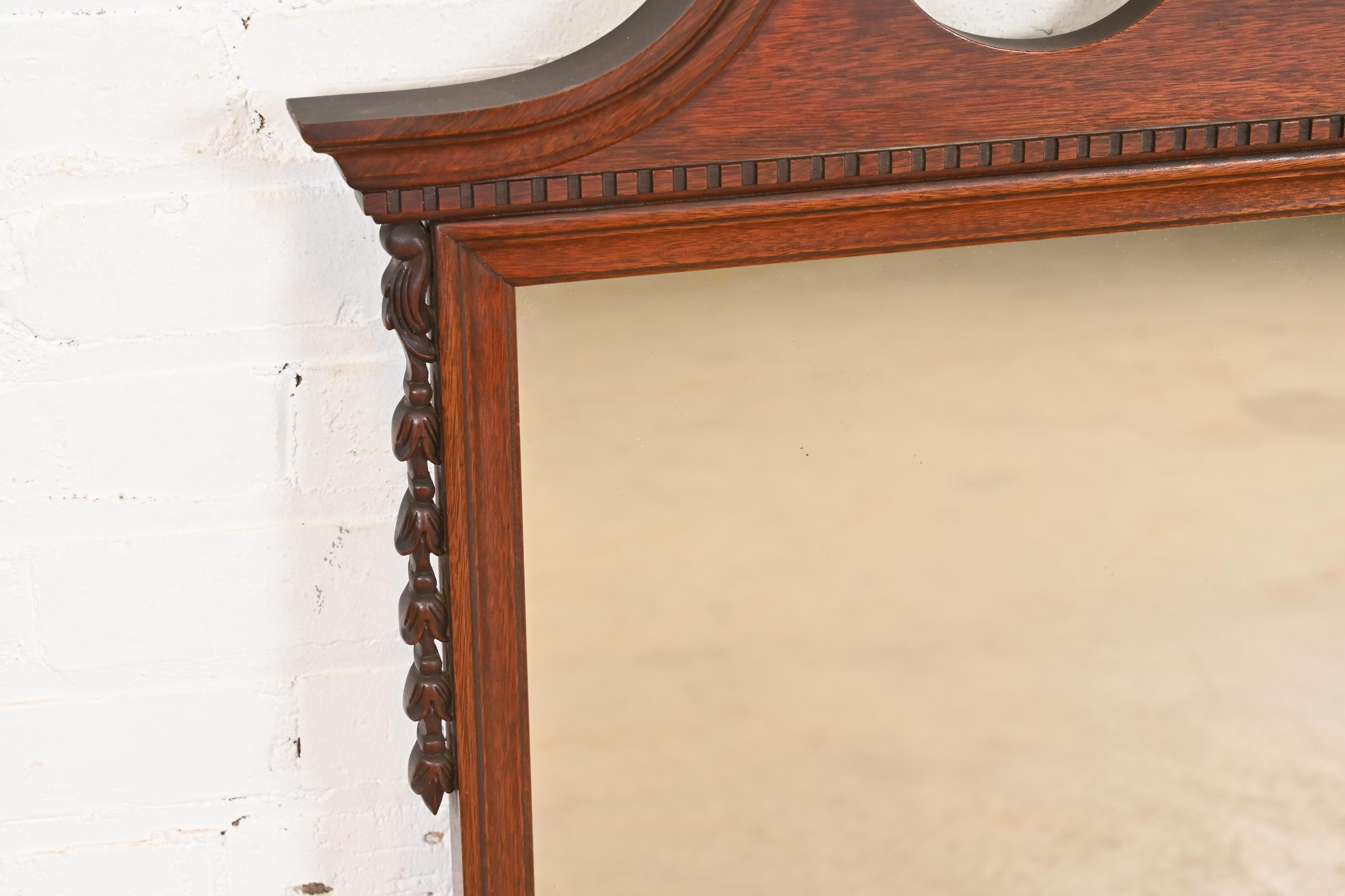 Miroir mural encadré en acajou sculpté de style géorgien de Baker Furniture, vers les années 1940 en vente 1