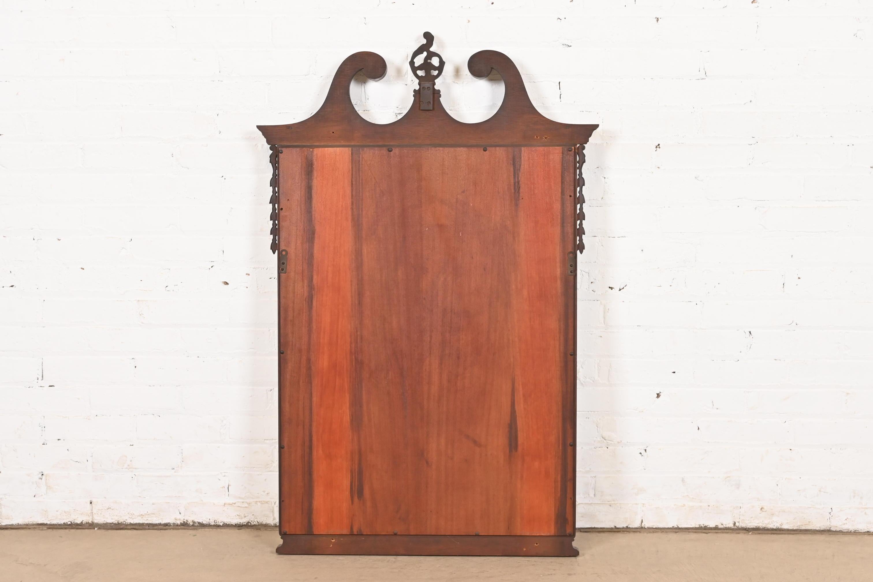Miroir mural encadré en acajou sculpté de style géorgien de Baker Furniture, vers les années 1940 en vente 3