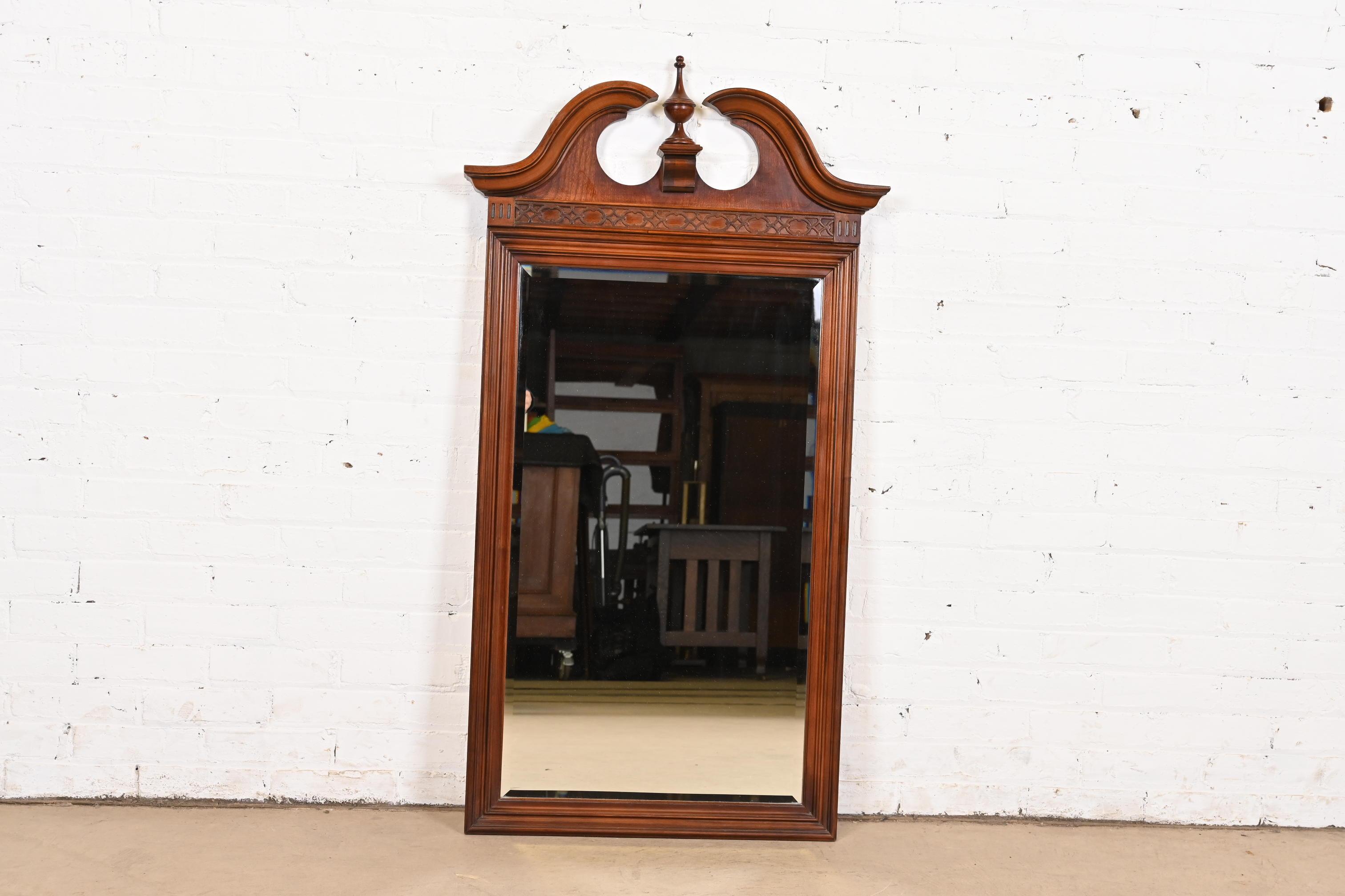 A stylish traditional Georgian or Chippendale style carved mahogany framed wall mirror

In the manner of Baker Furniture

By Pulaski

USA, Circa 1980s

Measures: 26.88
