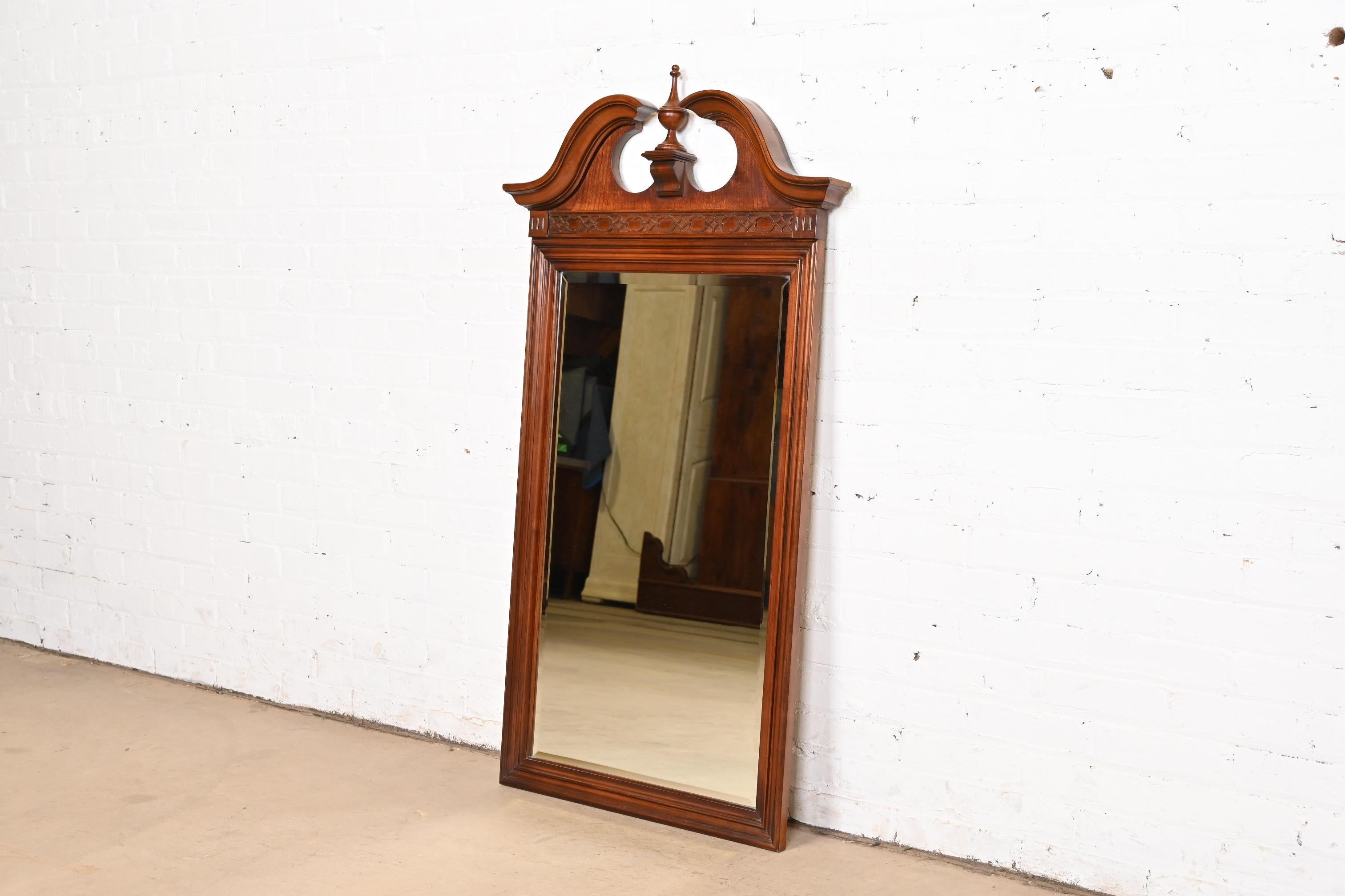 Baker Furniture Style Georgian Carved Mahogany Framed Wall Mirror In Good Condition In South Bend, IN
